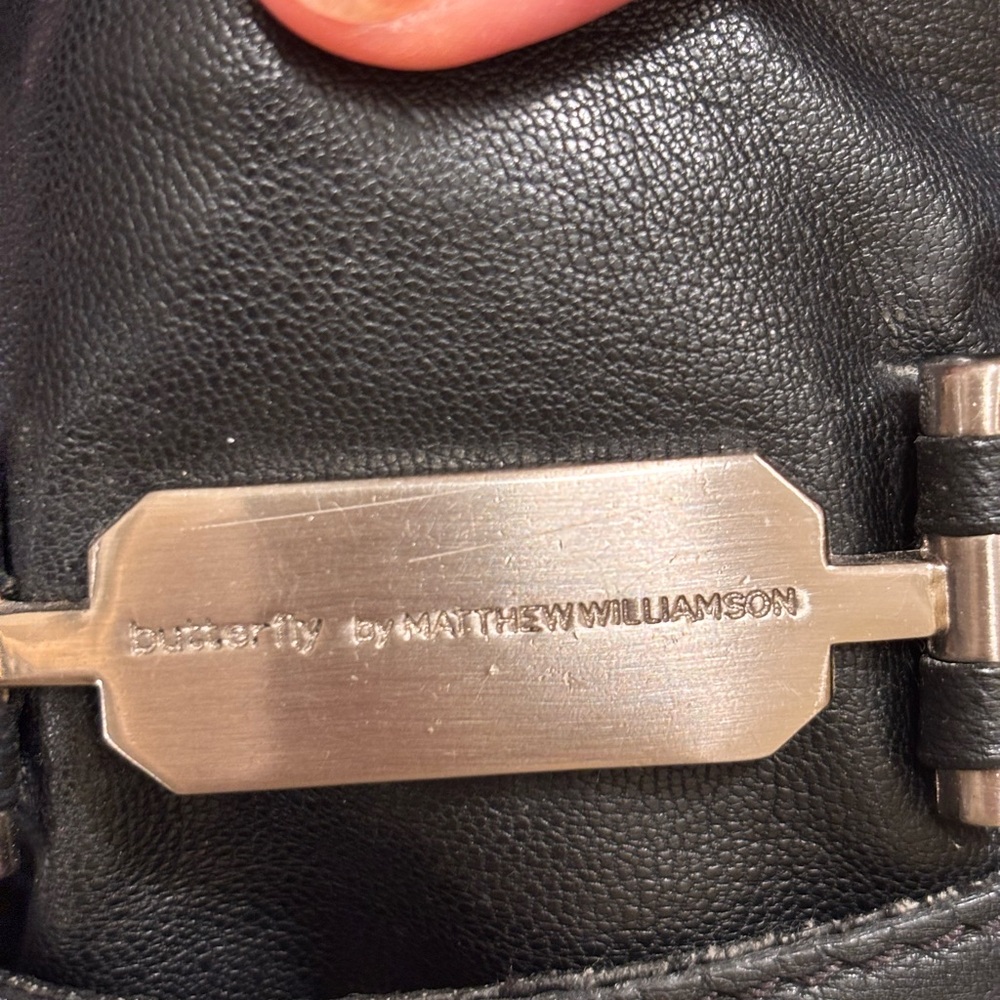 Elegant Black Leather Shoulder Bag - Picture 2 of 3